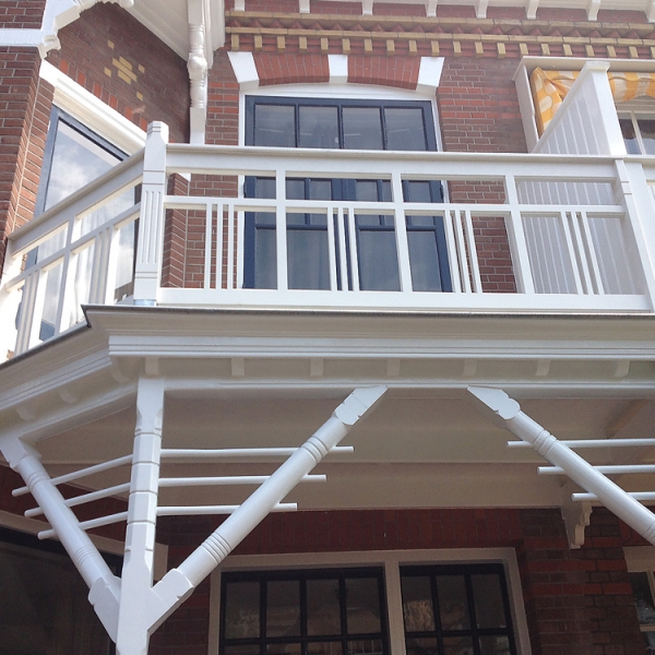 balustrade-balkon-jaren-30-n0fic7qtnd3axbvpjvv7rh4z51q9e58j6f471g7c6o